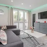 Lovely 2-Bedroom Condo With Balcony And Park View