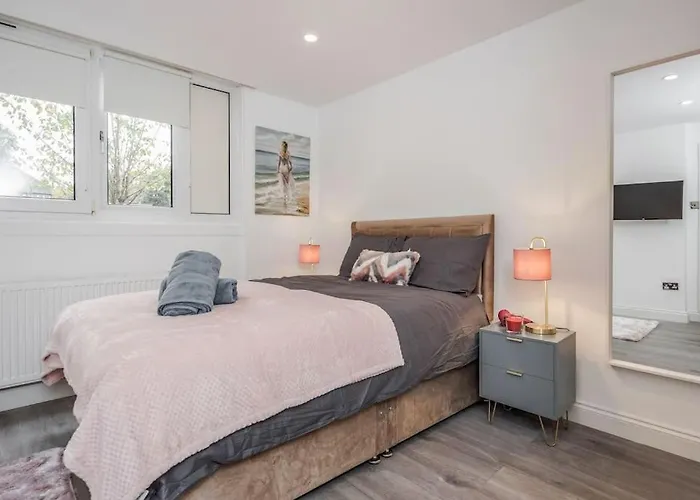 Lovely 2-Bedroom Condo With Balcony And Park View