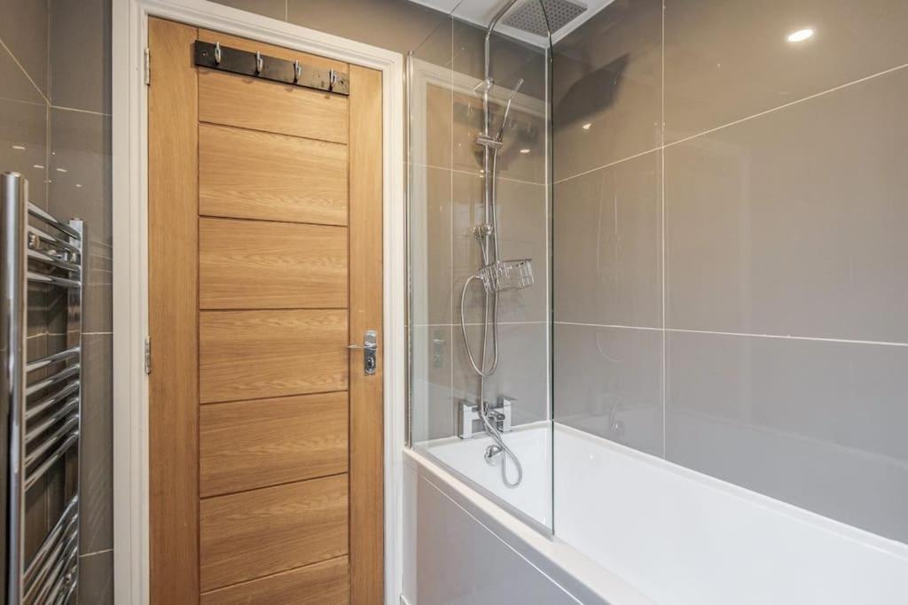 Appartamento Lovely 2-bedroom With Balcony And Park View