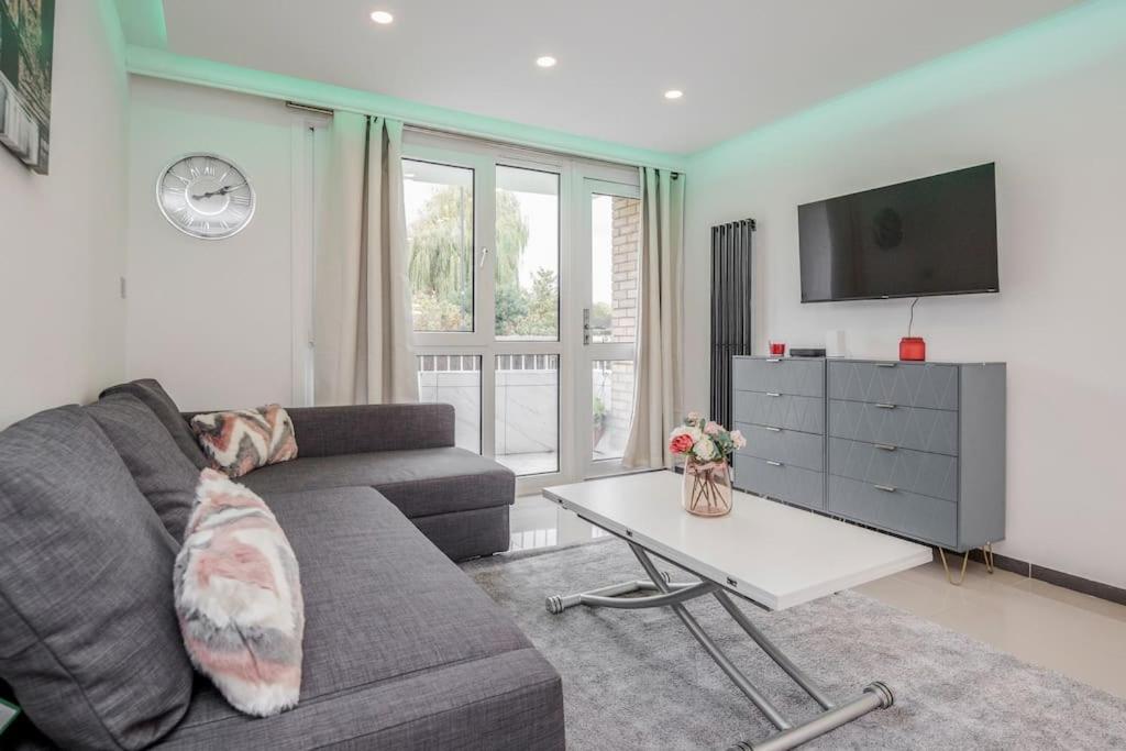 Lovely 2-bedroom With Balcony And Park View *