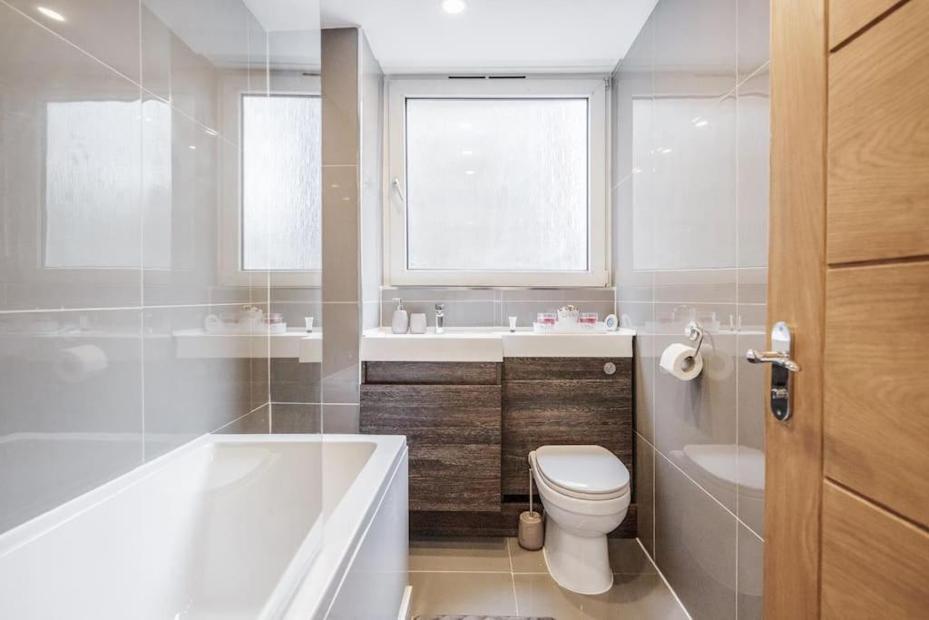 Lovely 2-bedroom With Balcony And Park View Appartamento Londra