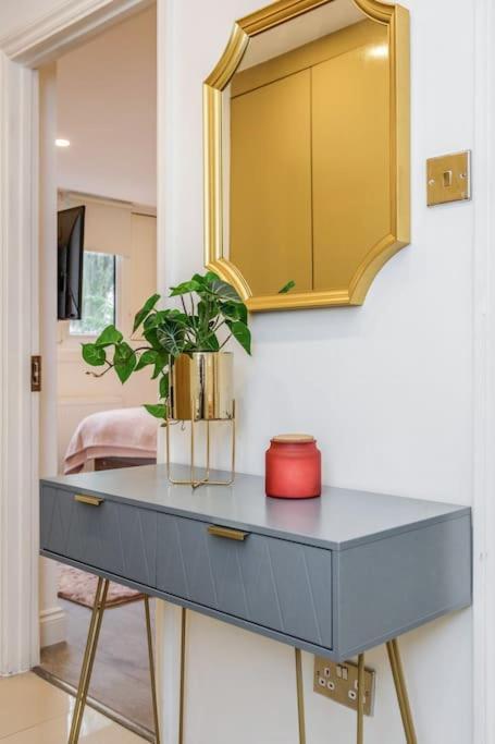 Lovely 2-bedroom With Balcony And Park View Londra