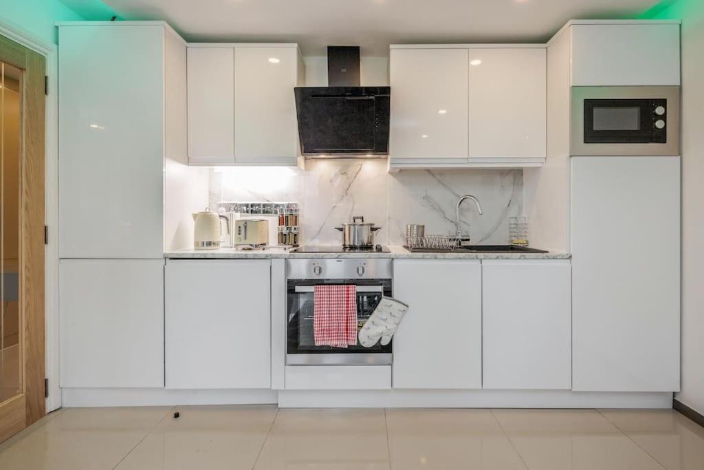 Lovely 2-bedroom With Balcony And Park View Appartamento