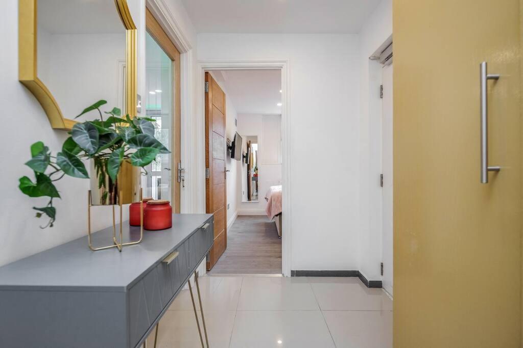 Lovely 2-bedroom With Balcony And Park View Appartamento *