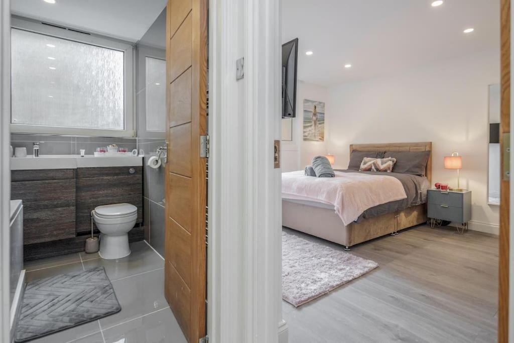 Lovely 2-bedroom With Balcony And Park View *