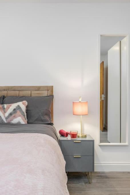 Lovely 2-bedroom With Balcony And Park View * Londra
