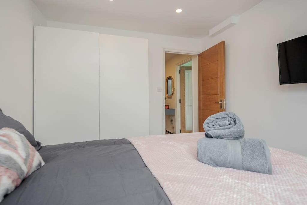 Lovely 2-bedroom With Balcony And Park View Appartamento