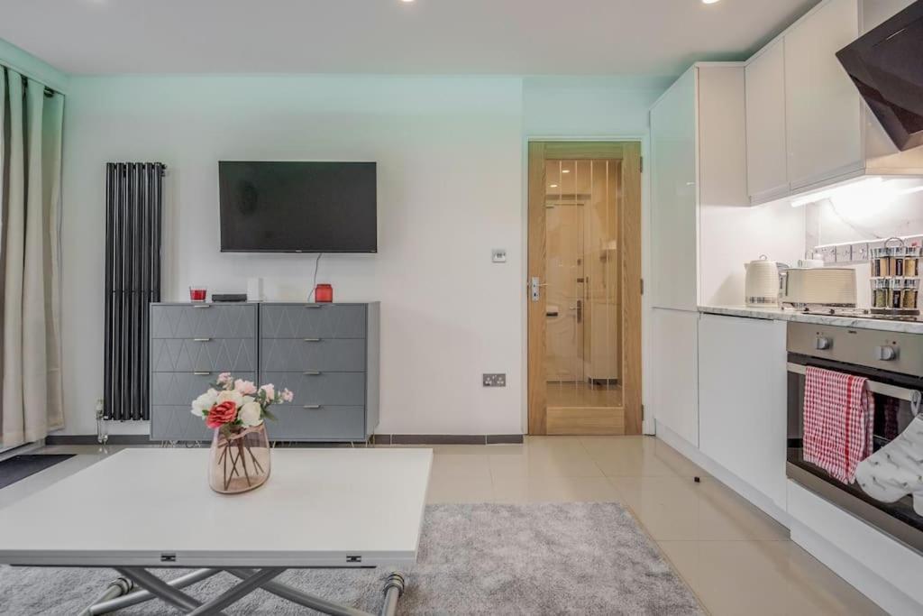 Appartamento Lovely 2-bedroom With Balcony And Park View Londra