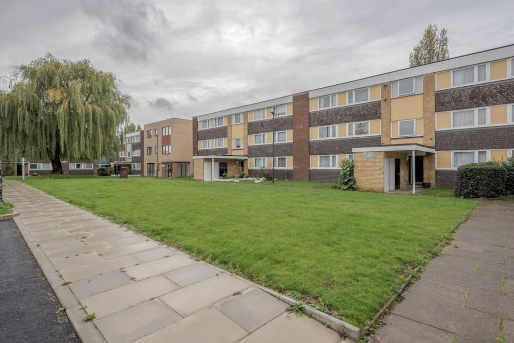 Lovely 2-bedroom With Balcony And Park View Appartamento