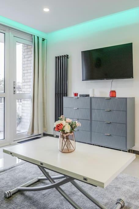 Lovely 2-bedroom With Balcony And Park View Appartamento Londra