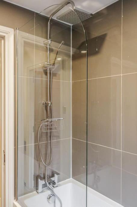 Lovely 2-bedroom With Balcony And Park View *