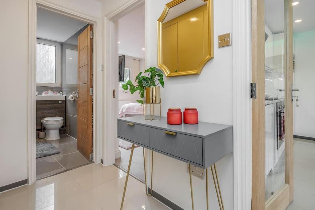 Lovely 2-bedroom With Balcony And Park View * Londra