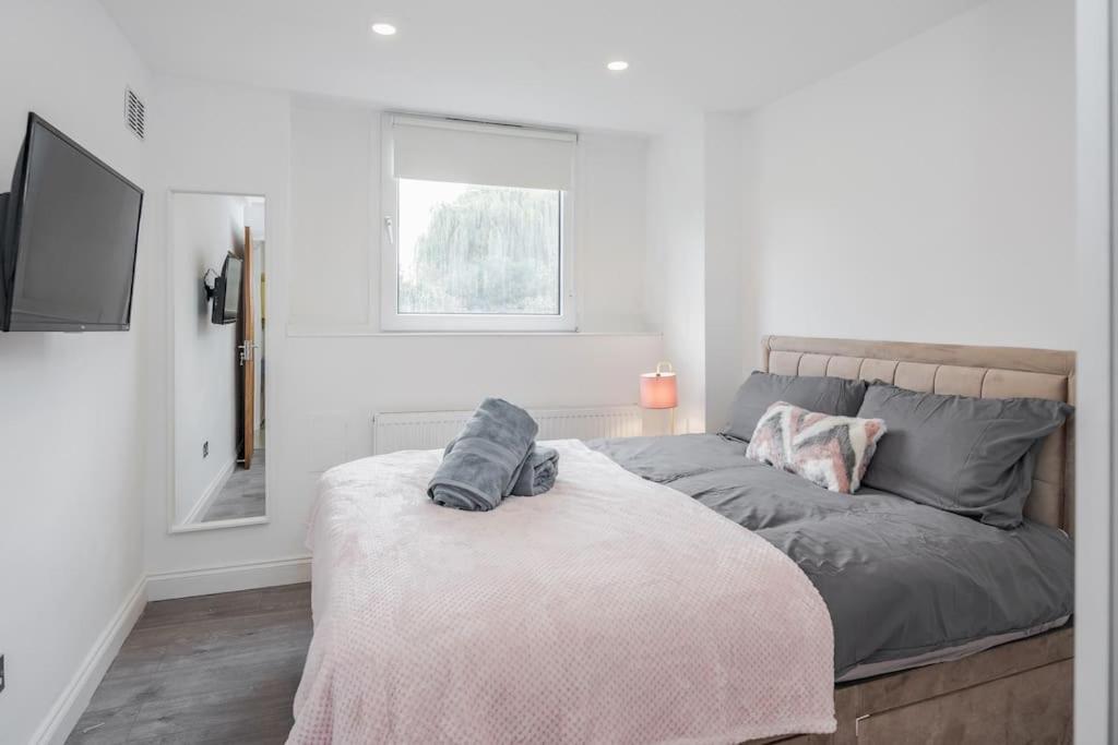 Lovely 2-bedroom With Balcony And Park View
