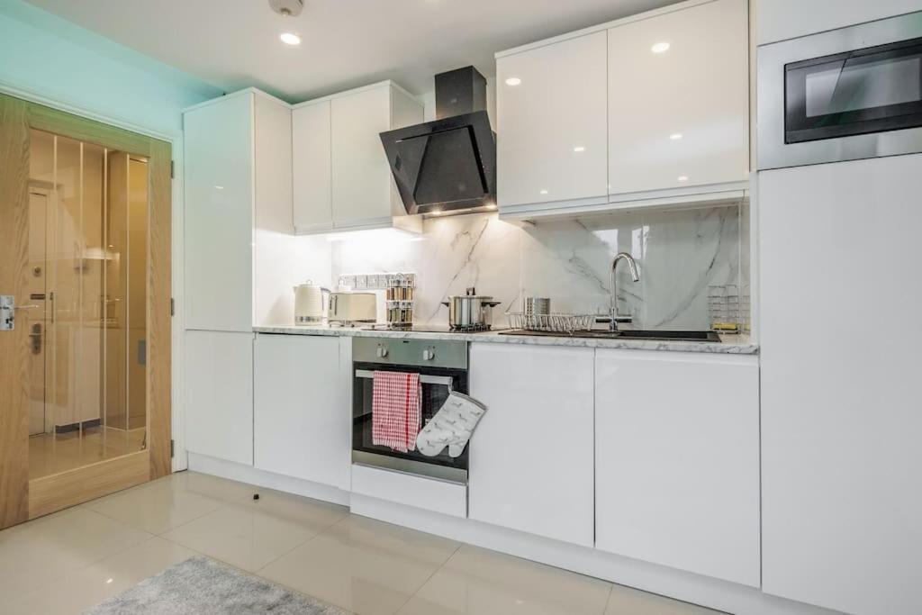 Lovely 2-bedroom With Balcony And Park View Appartamento