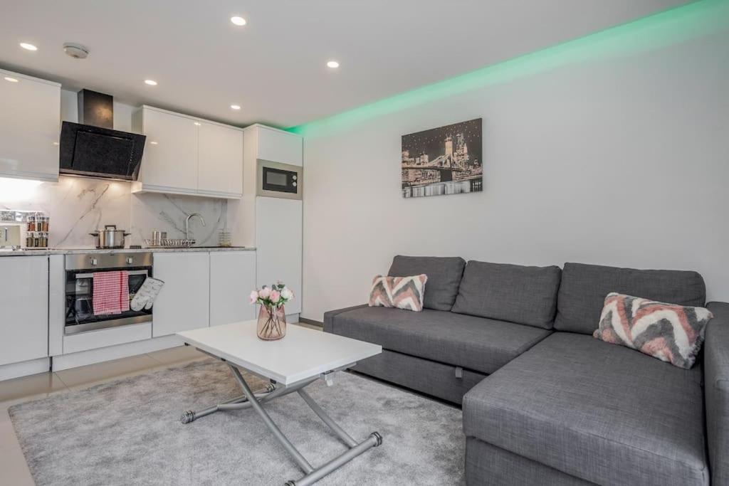 Lovely 2-bedroom With Balcony And Park View Appartamento Londra