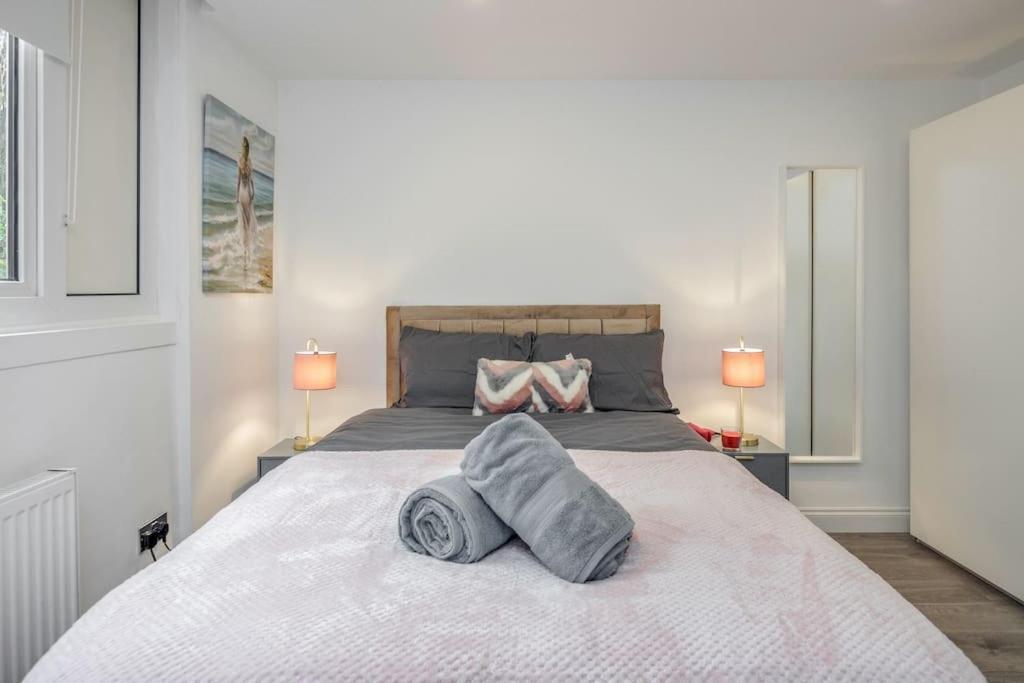 Lovely 2-bedroom With Balcony And Park View *